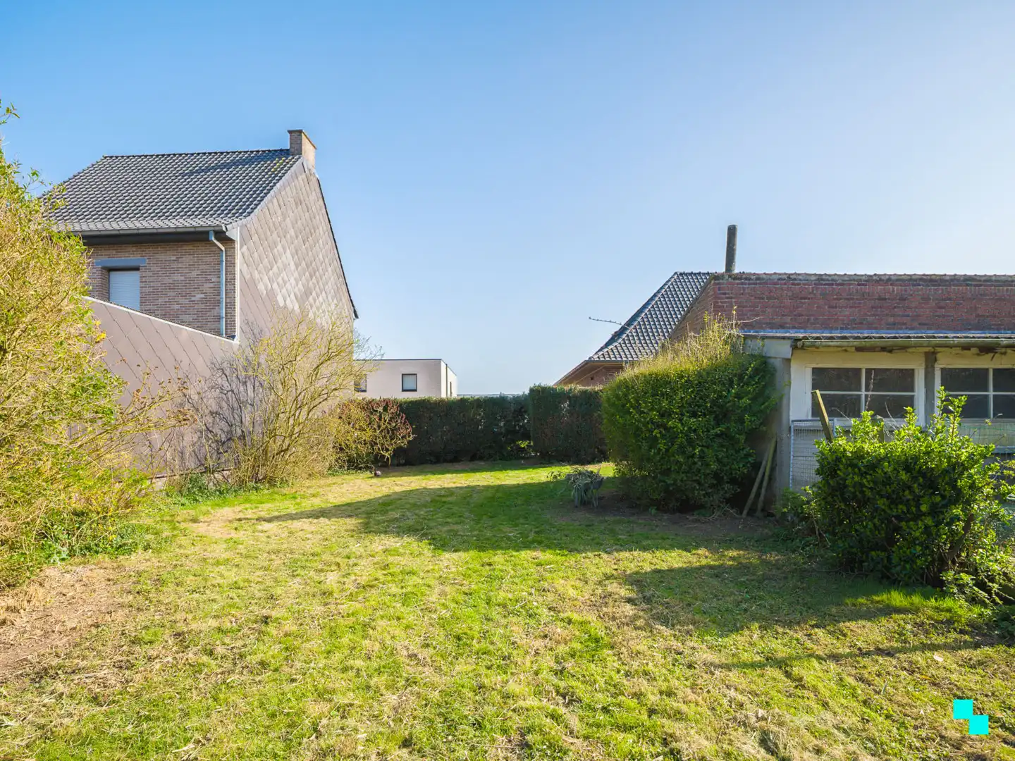 Renovatieproject met uitgestrekte tuin in groene omgeving foto 20