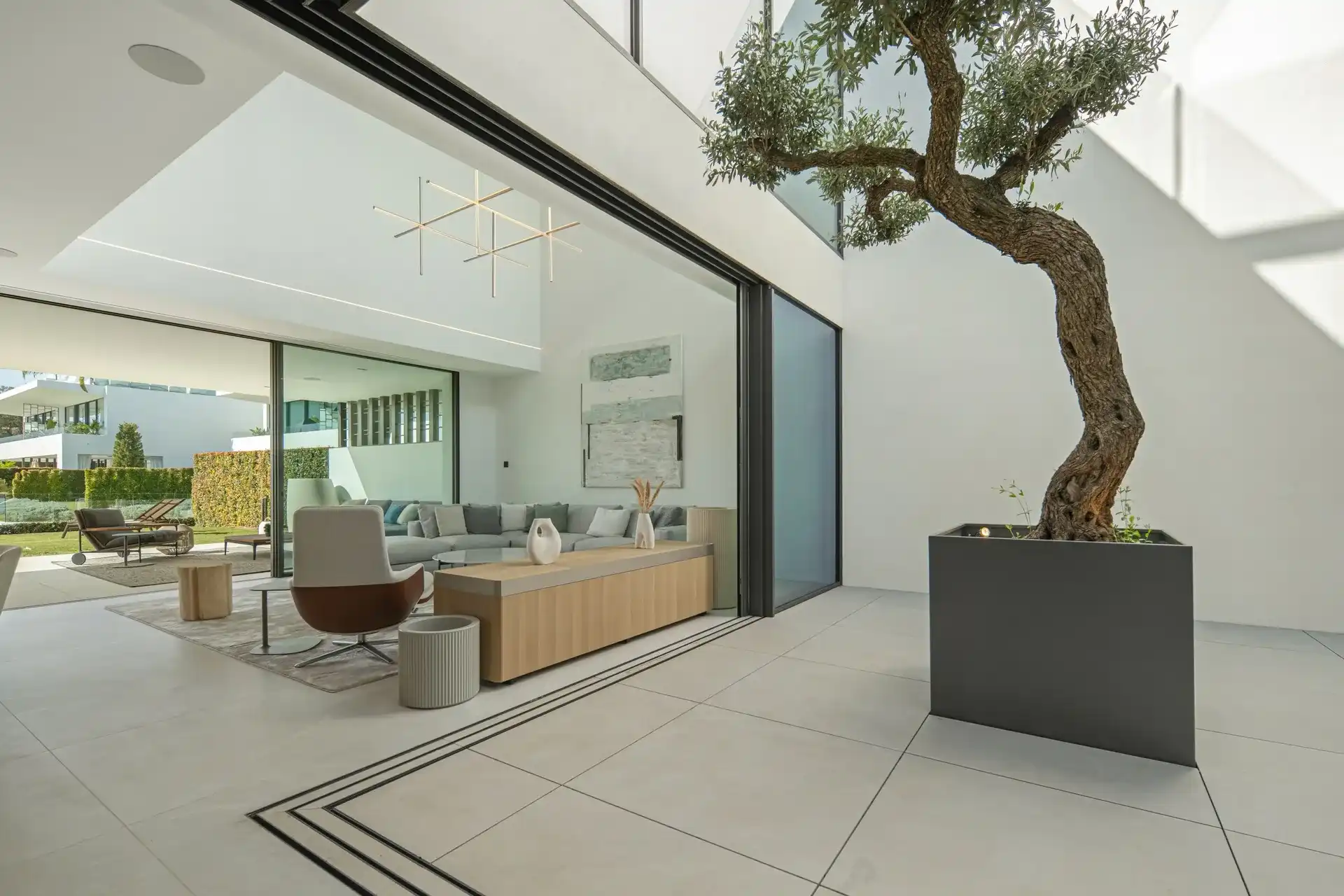 Exclusieve villa met resortgevoel in het meest prestigieuze deel van Marbella foto 4