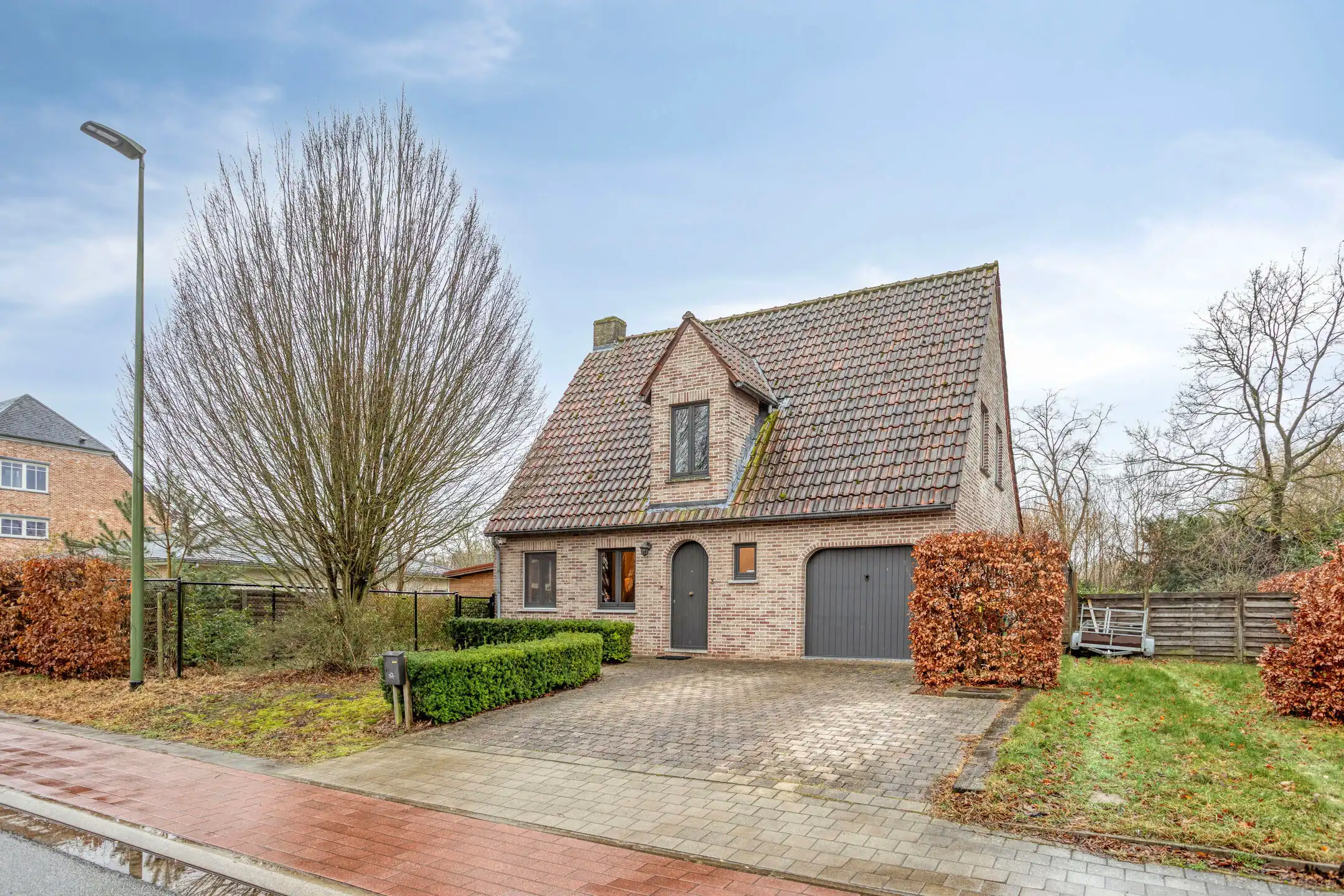 Hoofdfoto van de publicatie: Rustig gelegen woning met drie slaapkamers, bureau en garage