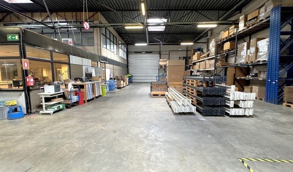Magazijn met kantoor te huur nabij N120 in Wijnegem foto 2