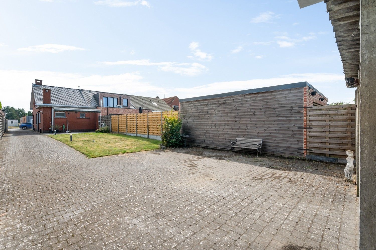 Charmante te renoveren woning met 2 slaapkamers, gezellige tuin en een grote garage in Massenhoven! foto 14