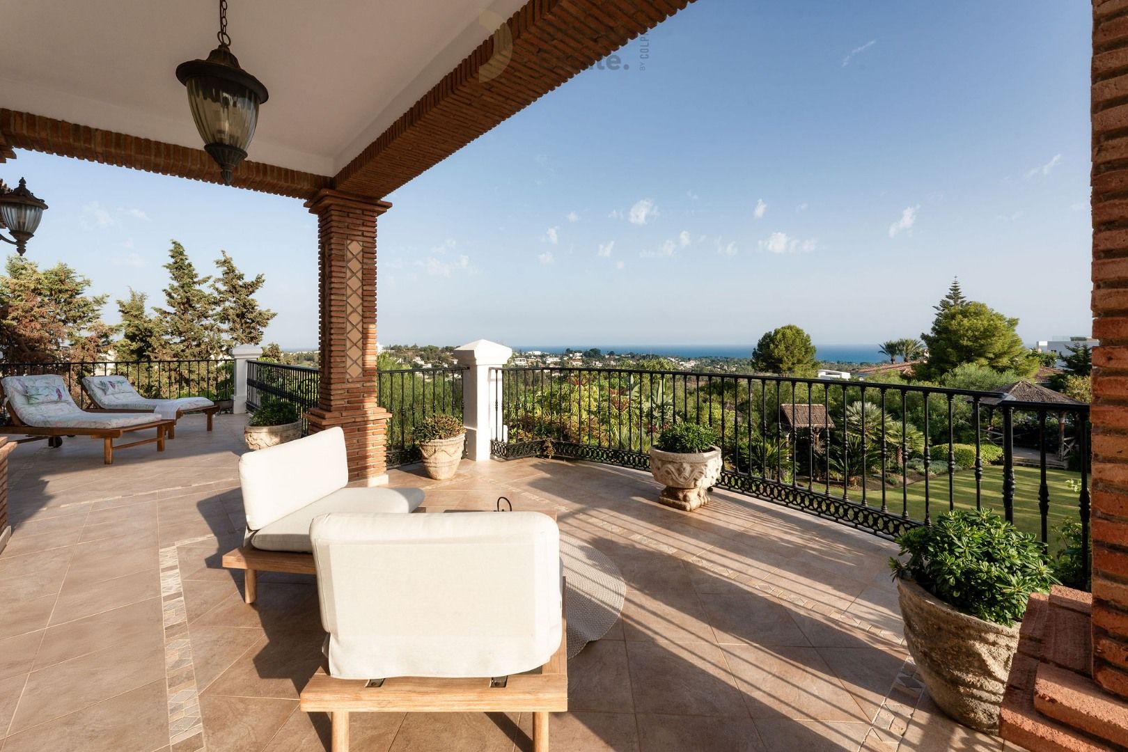 Welkom in deze prachtige villa te El Paraiso, een mix van Andalusische charme en moderne elegantie. foto 27