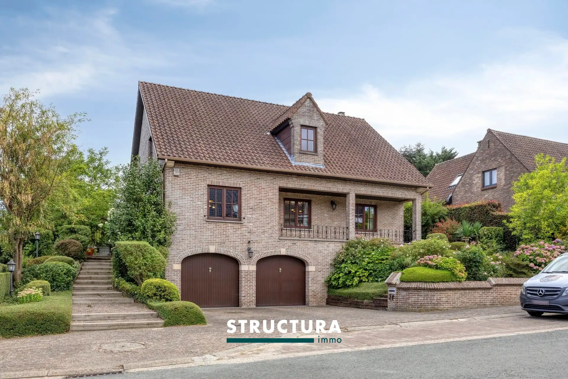 Karaktervolle en ruime villa met 4 slaapkamers en twee badkamers met sterke bouwkwaliteit op een uitstekende locatie foto {{pictureIndex}}