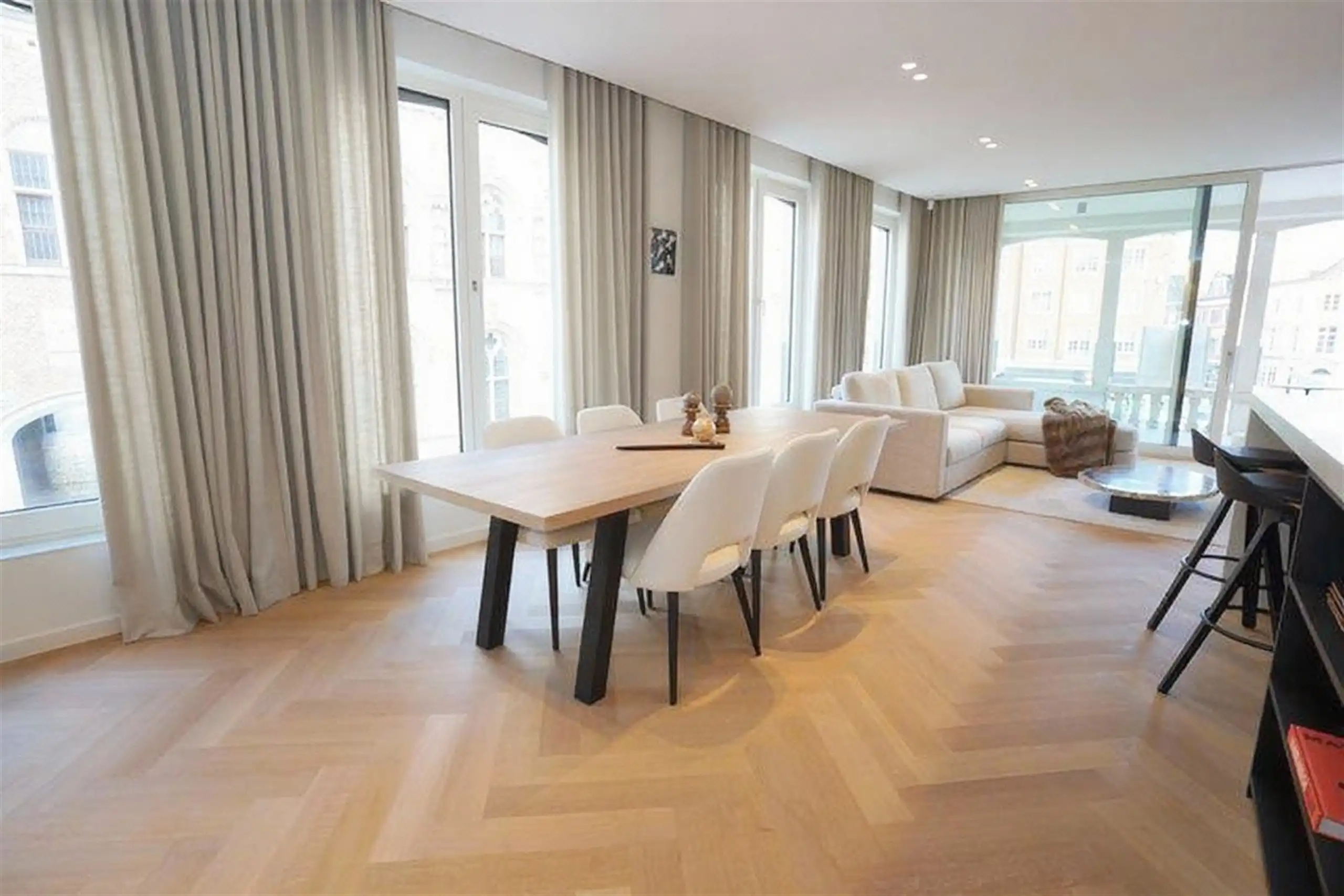 High-end  appartement met frontaal zicht op de Grote Markt met garage en extra staanplaats ! foto 3