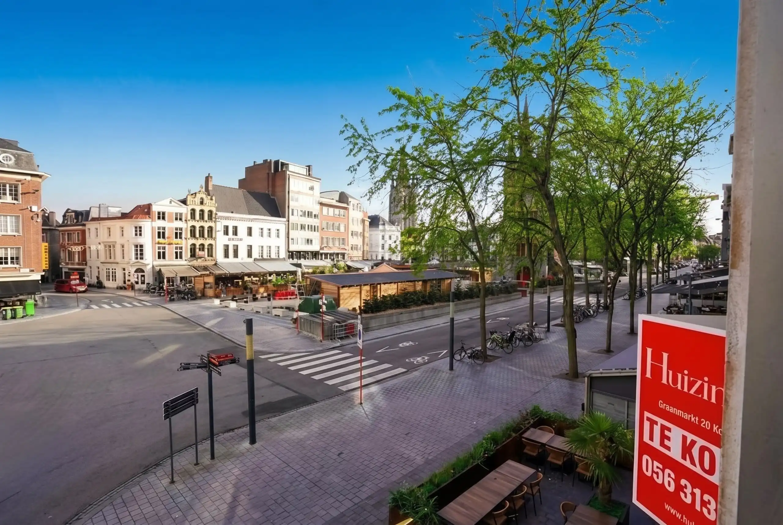 High-end  appartement met frontaal zicht op de Grote Markt met garage en extra staanplaats ! foto 3