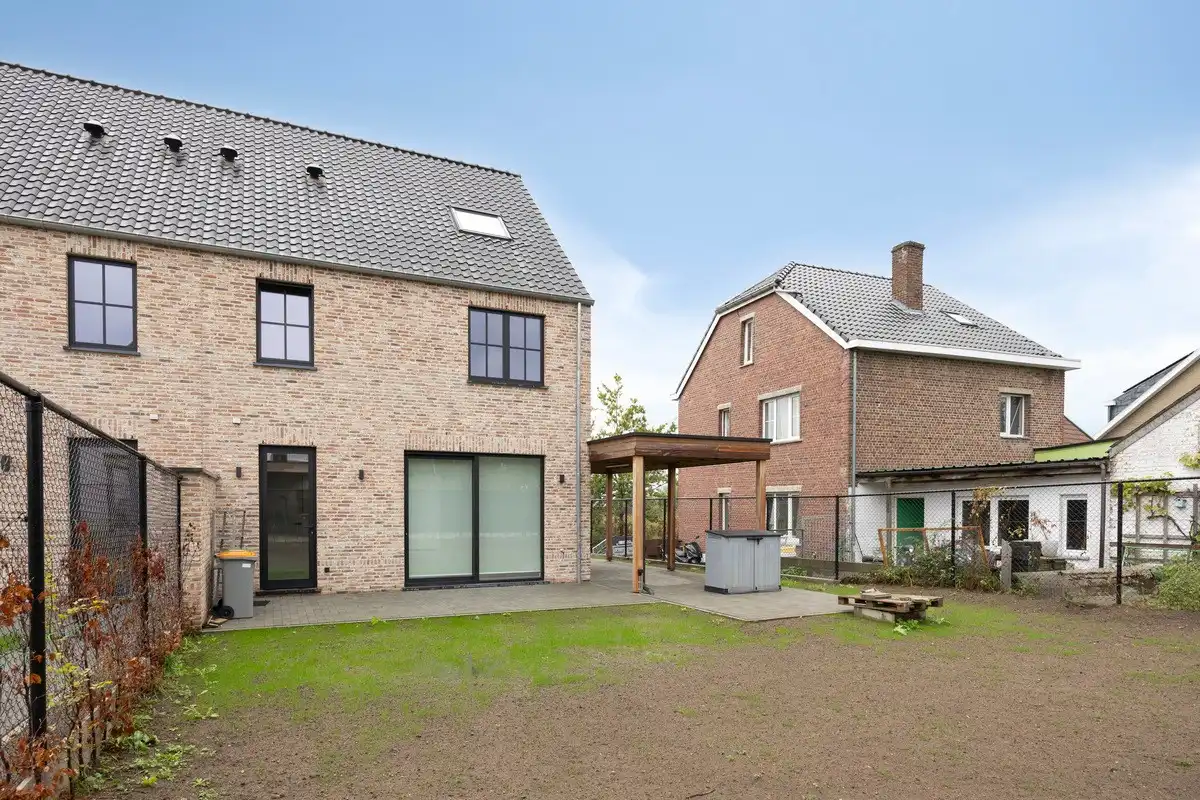 Recente halfopen bebouwing met 3 slaapkamers en carport foto 19