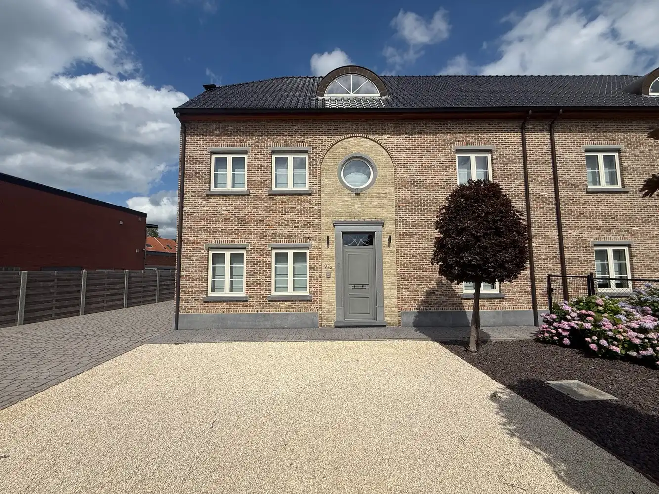 TE HUUR : PRACHTIGE WONING MET 5 SLAAPKAMERS EN 2 BADKAMERS foto 2