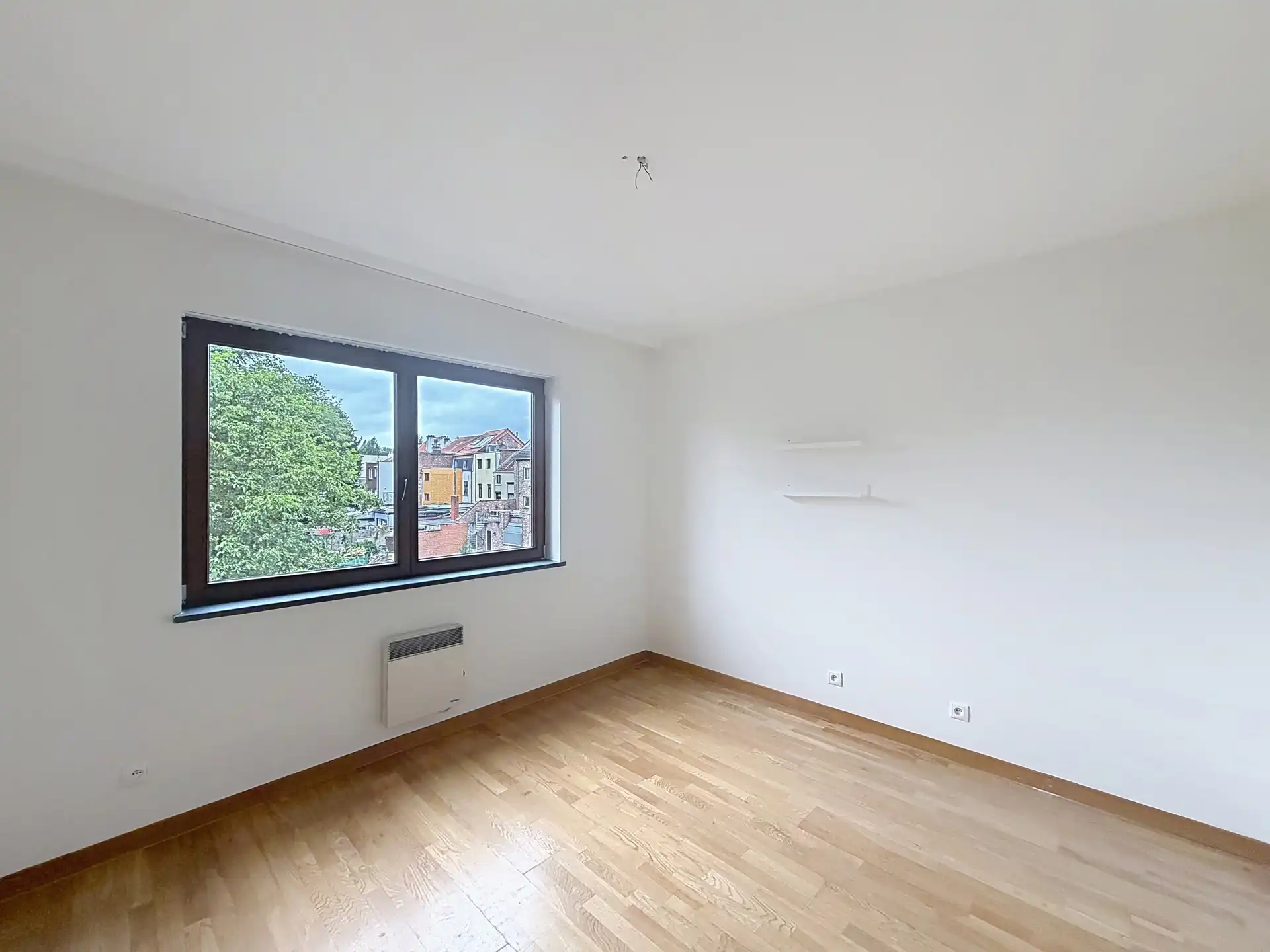 Gerenoveerd appartement met 2 slaapkamers + parkeerplaats foto 11