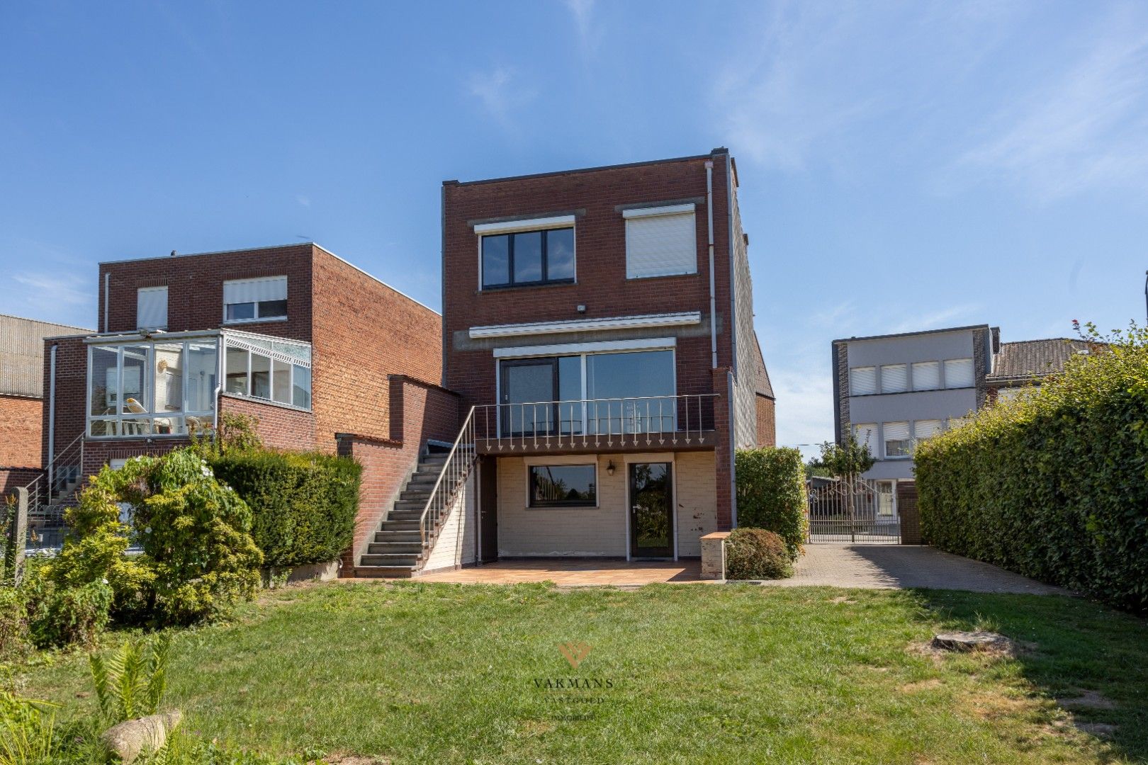 Woning met 3 slaapkamers en grote dubbele garage op prachtige locatie. foto 3