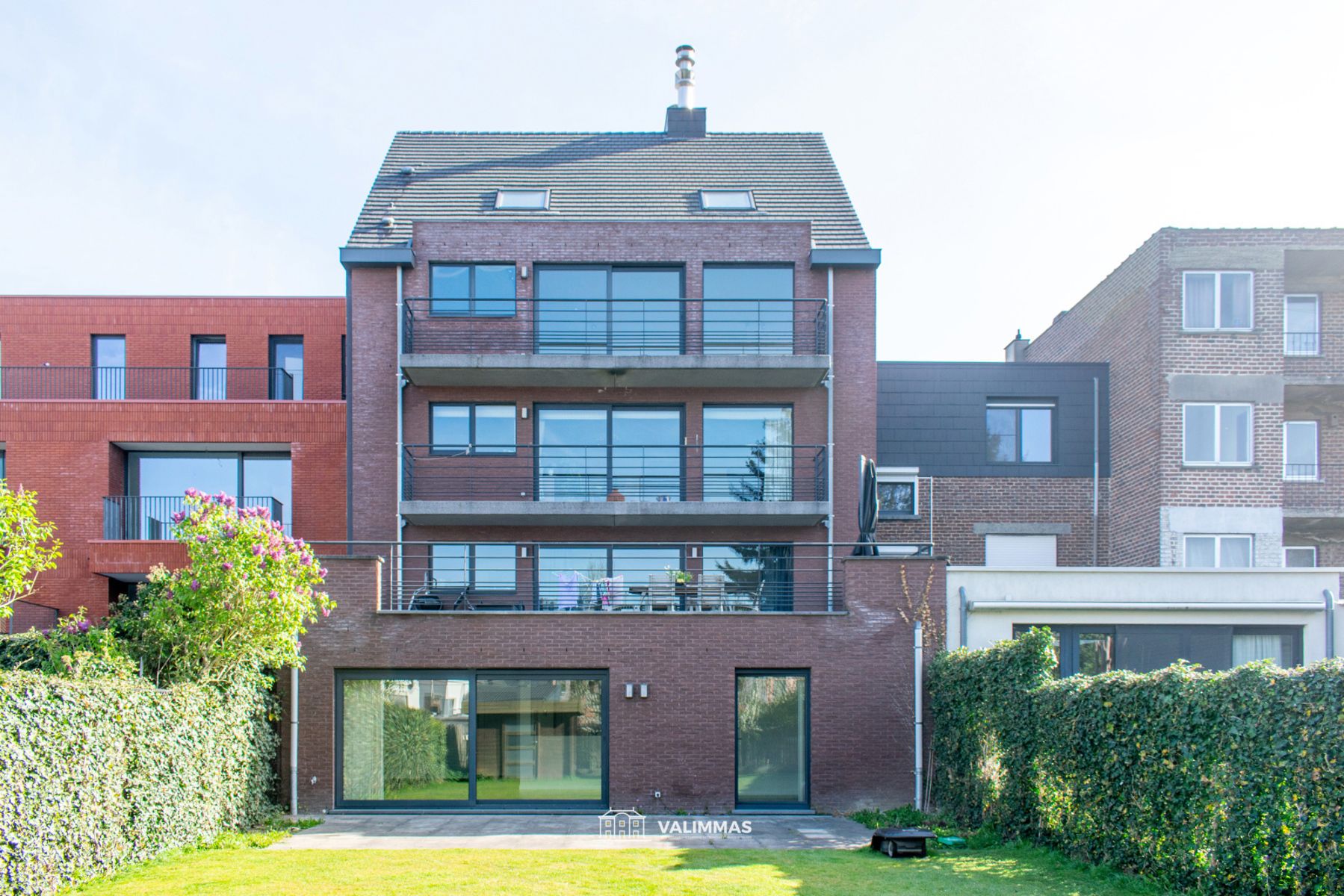 Zeer ruim duplex-appartement met terras, garage, parking... foto 2