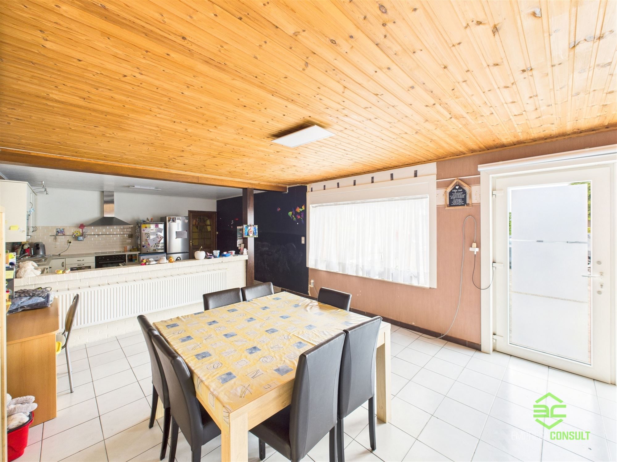 Ruime gelijkvloerse woning met 2 slpk en grote garage! foto 5