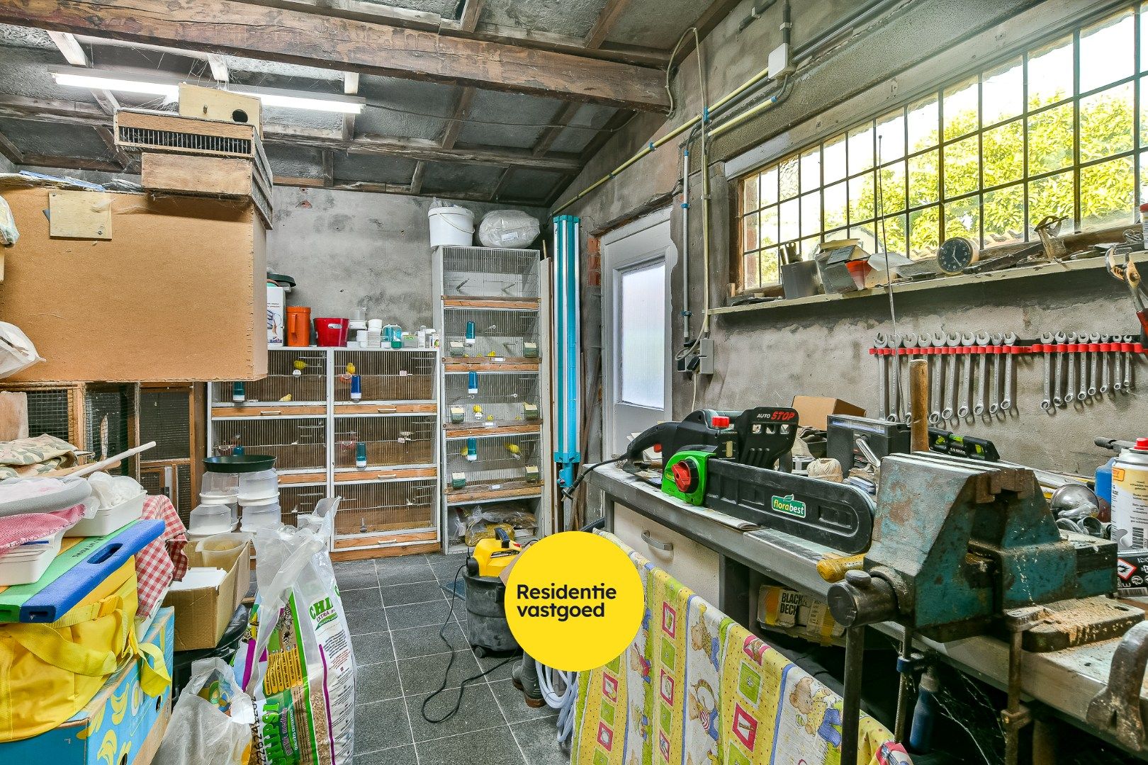 Halfopen woning met drie slaapkamers, tuin en garage foto 17