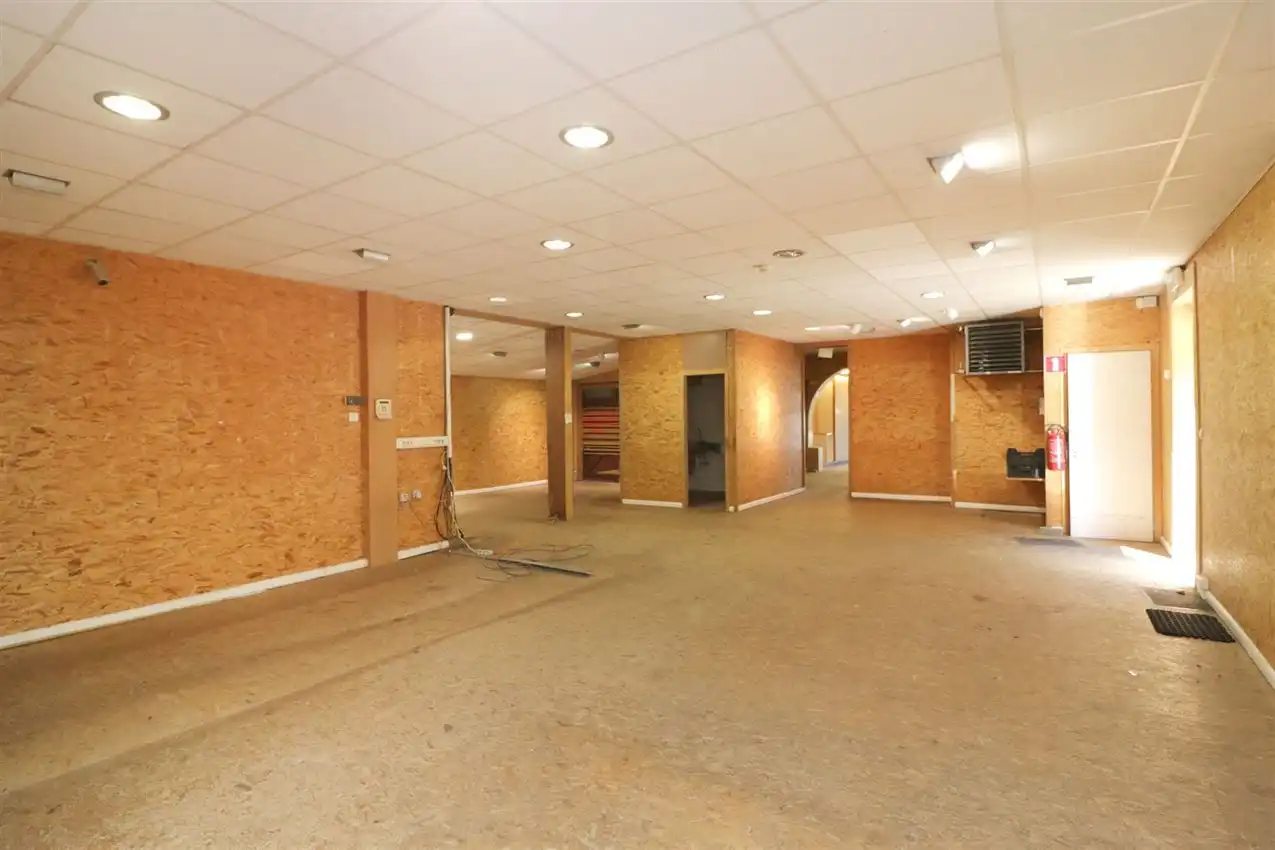 handelszaak met magazijn op zeer zichtbare locatie foto 16