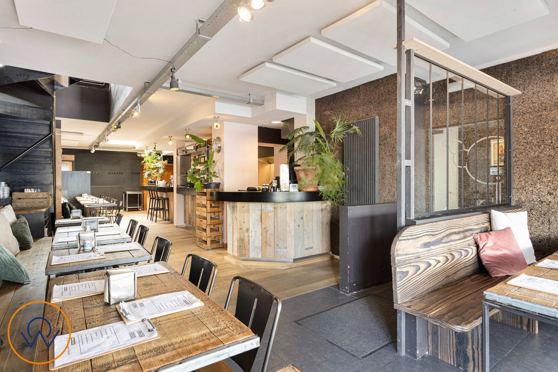 Gebouw momenteel ingericht als restaurant op stationsplein van Halle. foto 5
