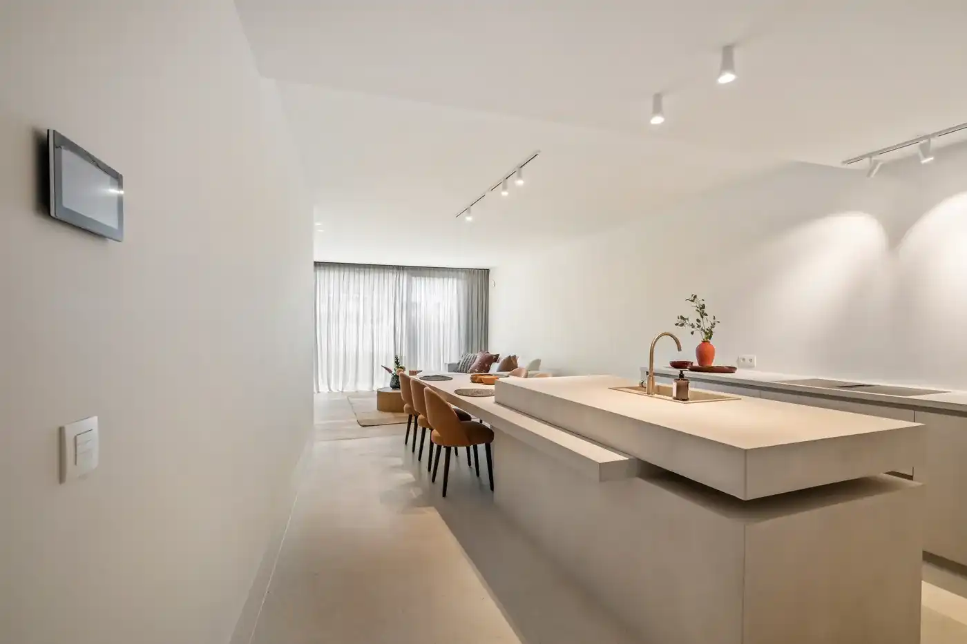 Instapklare ruime nieuwbouwwoning met 4 slaapkamers nabij het centrum en de markt van Knokke. foto {{pictureIndex}}