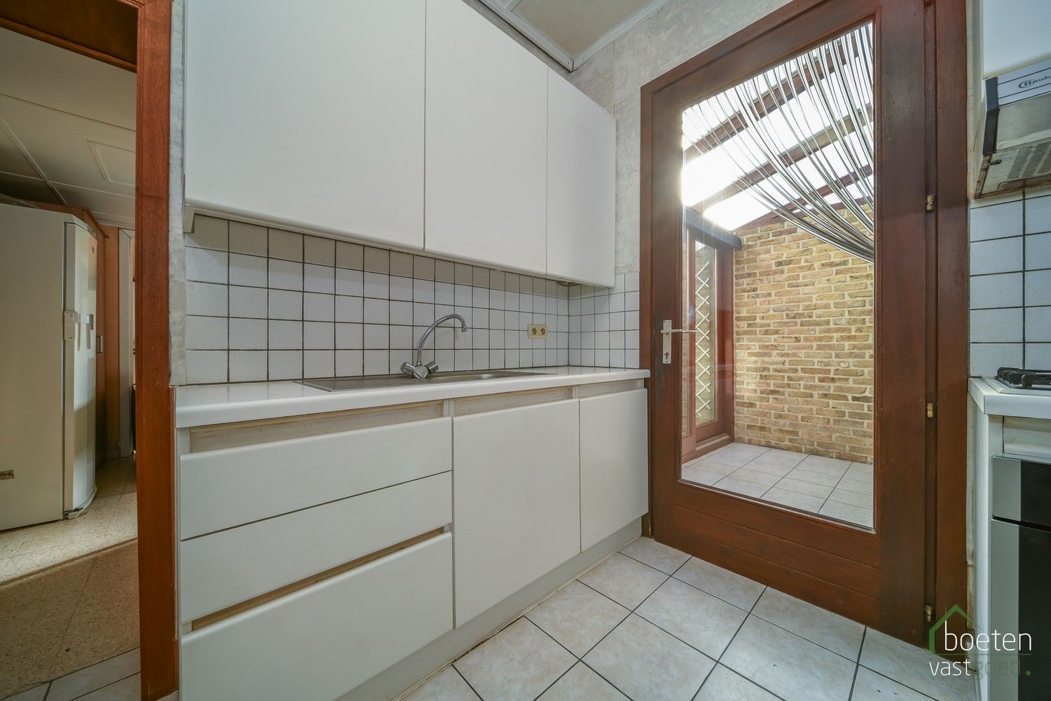 Alveringem: Interessante dorpswoning met redelijk comfort, 3 slaapkamers, tuin en uitweg met garage achteraan op 428m² grondopp. foto 8