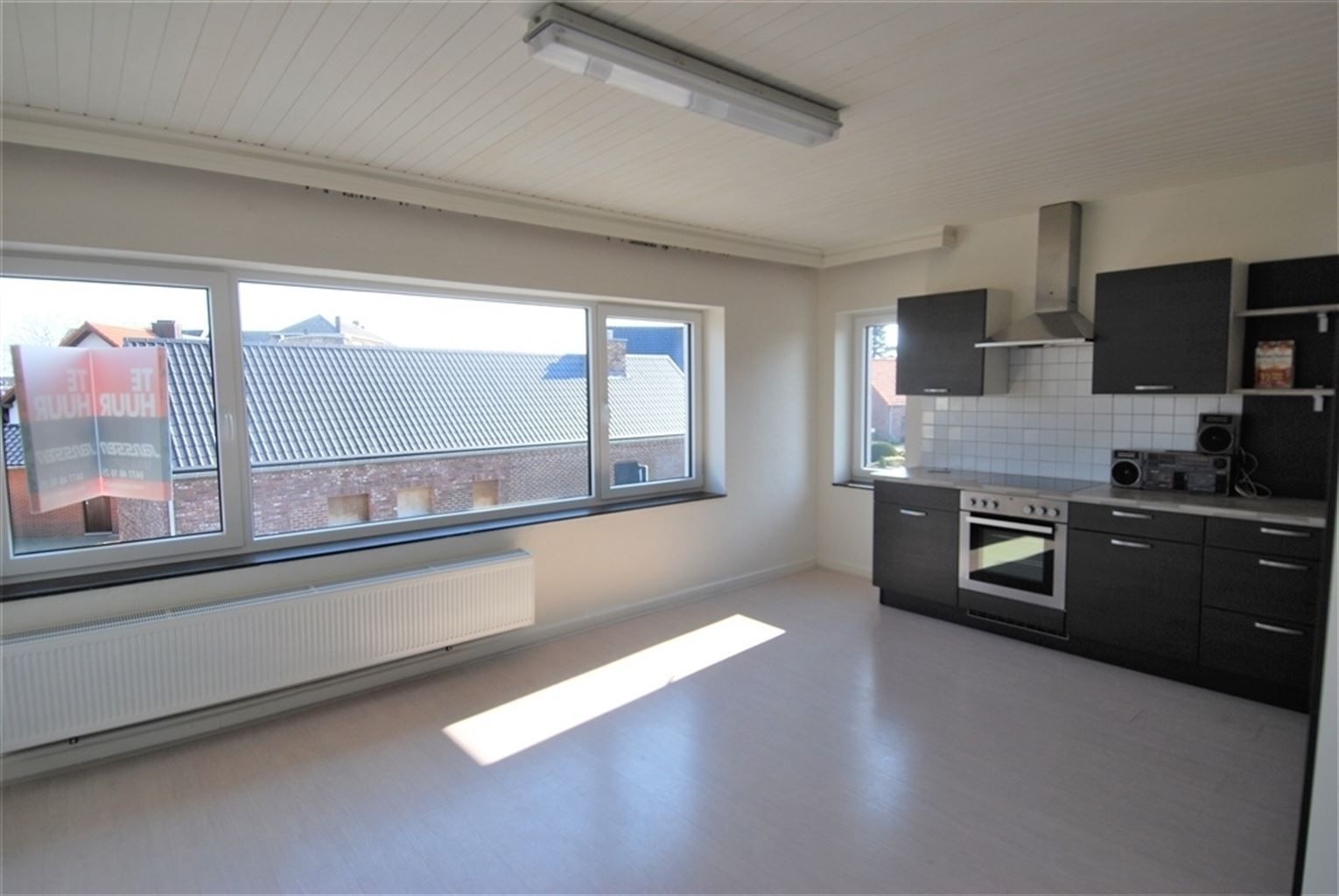 Gezellig appartement met 2 slaapkamers en ruim, zuid-gericht terras en garage, gelegen in het centrum van Kinrooi. foto 7