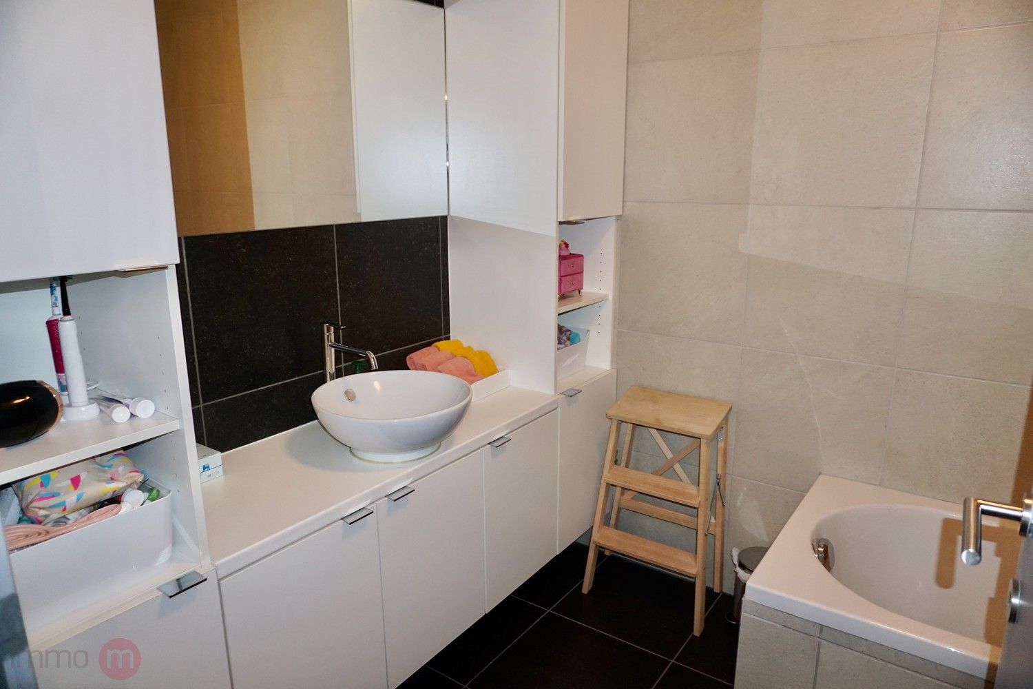 Recent goed gelegen duplexappartement met 2 slaapkamers, 3 grote terrassen en een autostaanplaats. foto 19