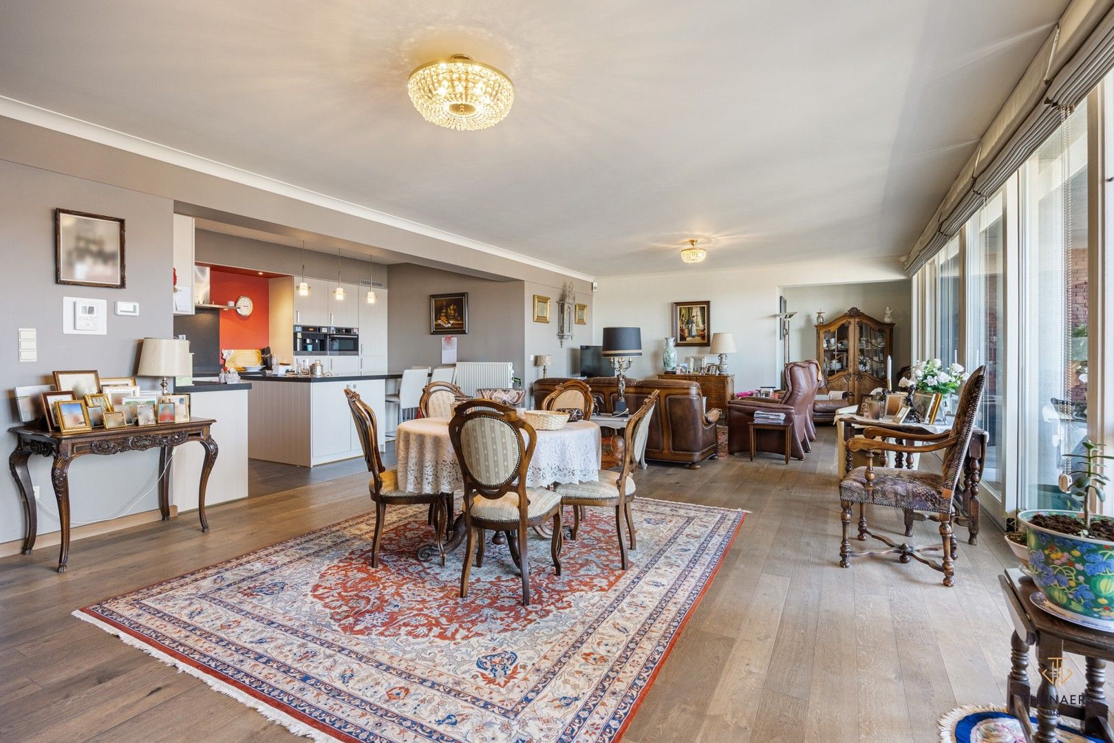 Zeer ruim appartement met 3 slaapkamers & 2 autostaanplaatsen op toplocatie. foto 3