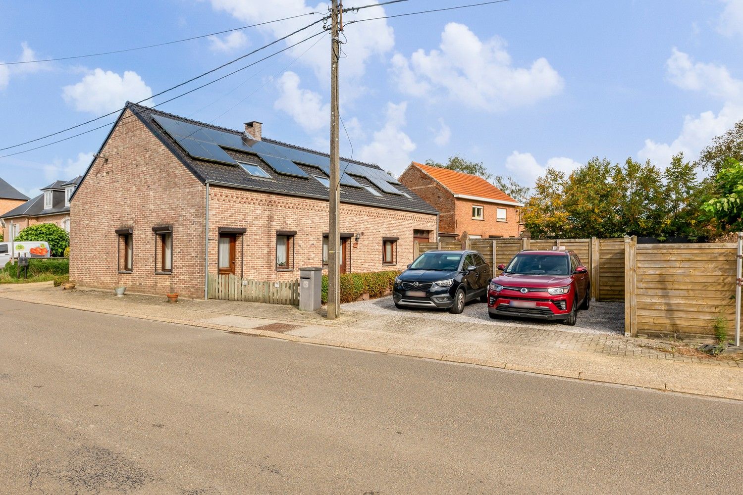 Licht op te frissen gezinswoning met vier slaapkamers, tuin en garage. foto 27