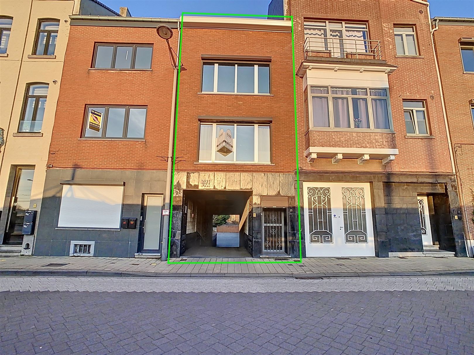 Hoofdfoto van de publicatie: Ruime woning, 2 slpks  inrichtb. zolder, terras, 96ca