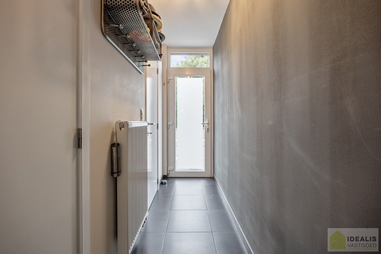 INSTAPKLARE GEZINSWONING MET LICHTRIJKE LEEFRUIMTE, RUIME EN VERZORGDE KEUKEN, BADKAMER EN 3 GOEDE SLAAPKAMERS OP EEN KNAP ZUID-GEORIENTEERDE PERCEEL VAN 2A 32A foto 5