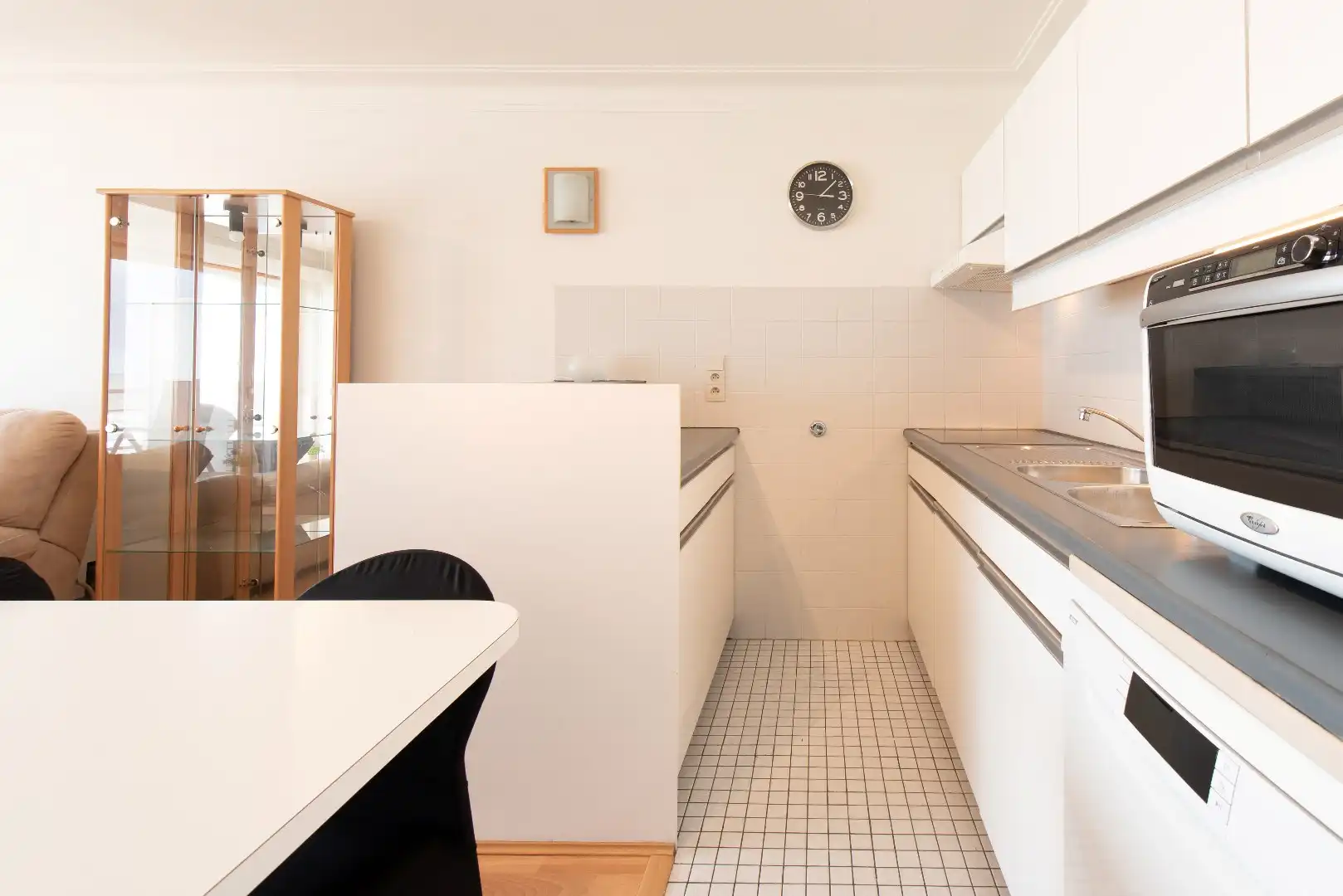 Ruime studio op de Zeedijk van Middelkerke op de vierde verdieping met aparte slaaphoek foto 7