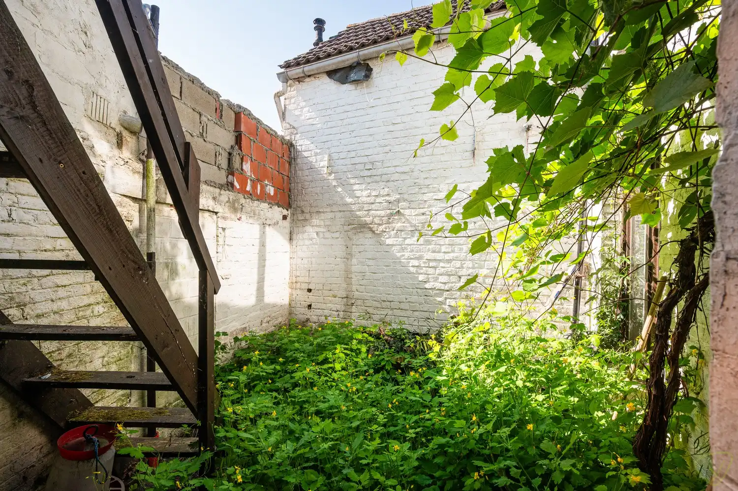 Te renoveren woning met veel potentieel foto 10