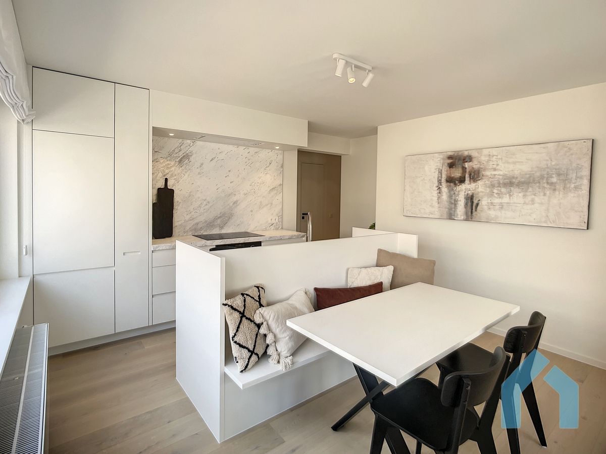 Instapklaar hoekappartement  gelegen in het centrum van Knokke nabij de Lippenslaan foto {{pictureIndex}}