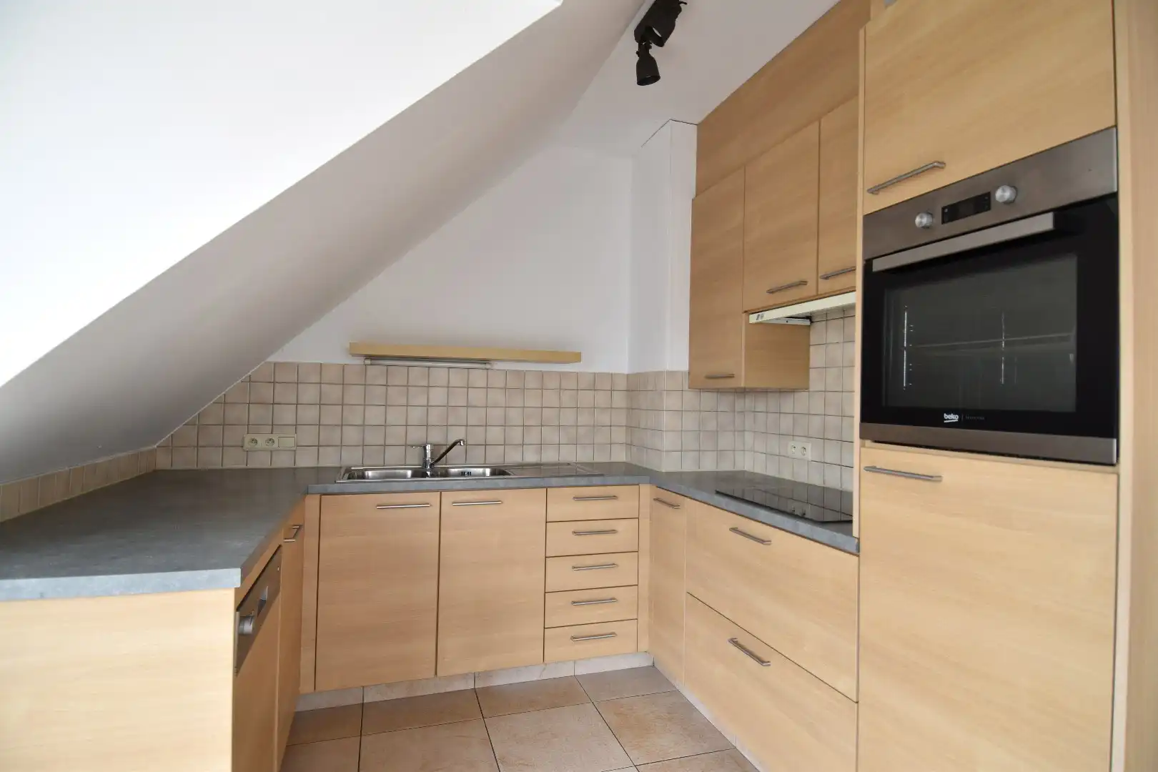 Interessante opbrengsteigendom (204m² kantoor + 3 appartementen + garages/parkings) op toplocatie te Bissegem foto 9