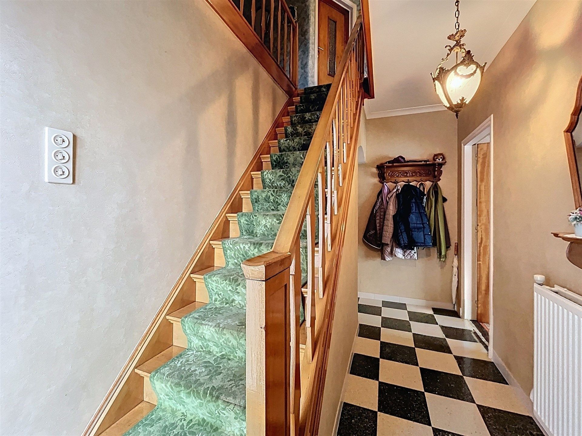 Ruime woning met 3 slaapkamers en grote garage op perceel van 1148 m² met zicht op oneindig groen.  foto 9