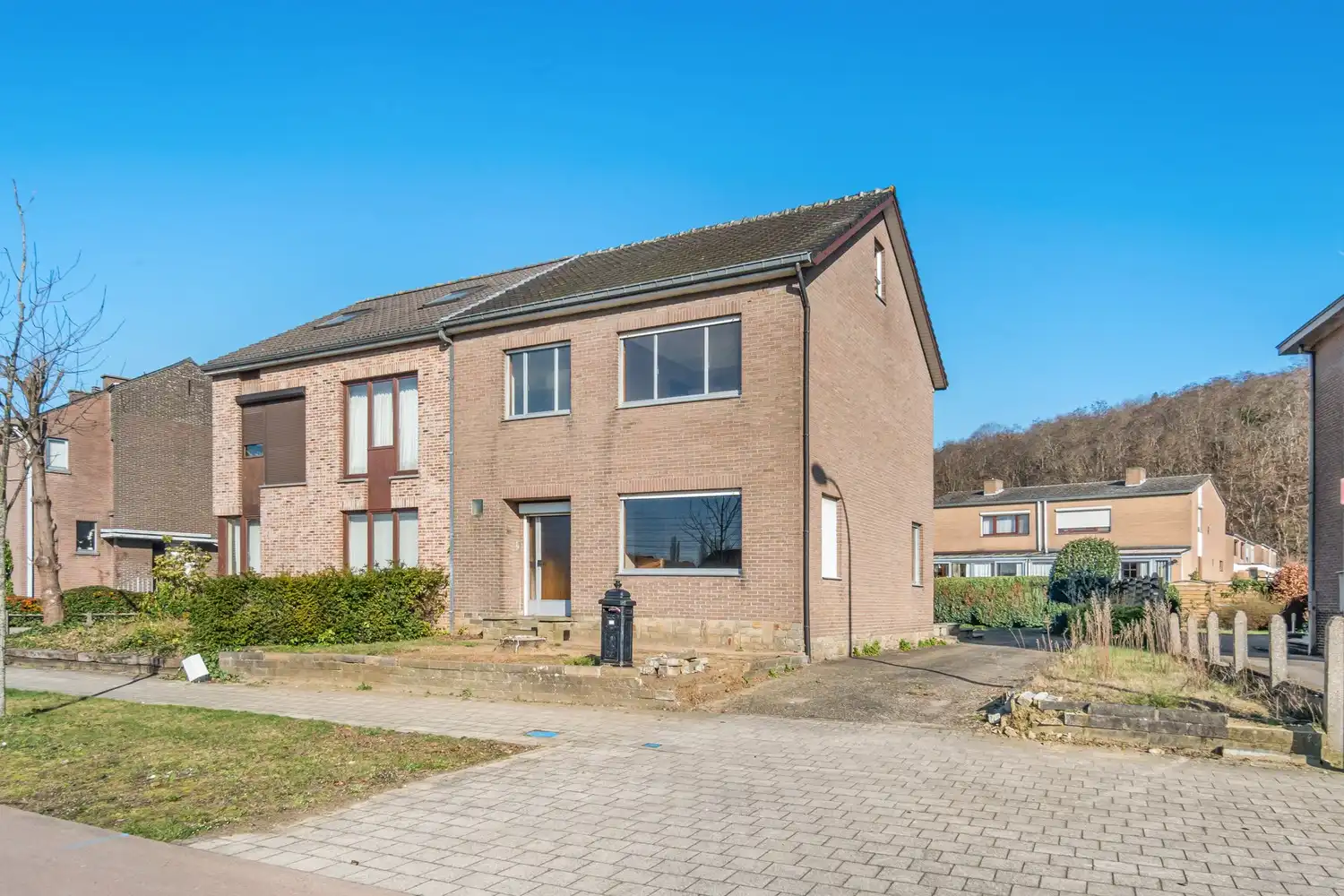 Hoofdfoto van de publicatie: Goed gelegen en half open woning met 3 ruime slaapkamers, een extra leefruimte, een garage en een tuin te Kessel-Lo!