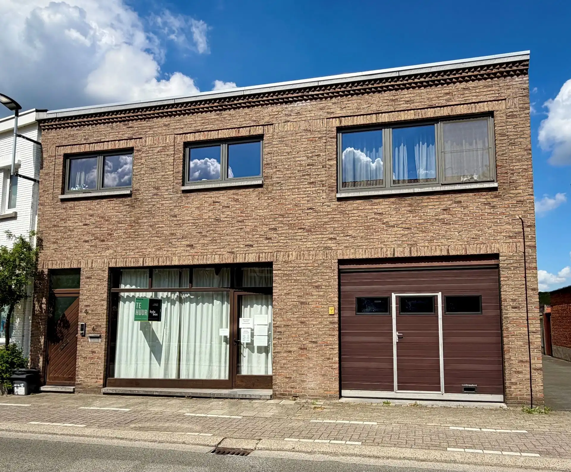 Aan stadsrand gelegen magazijnruimte foto {{pictureIndex}}