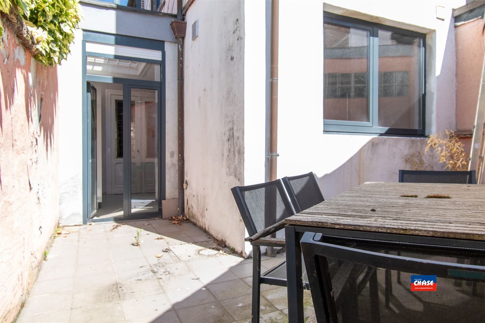 Karaktervolle burgerwoning met 4 ruime slaapkamers en stadstuin foto 24