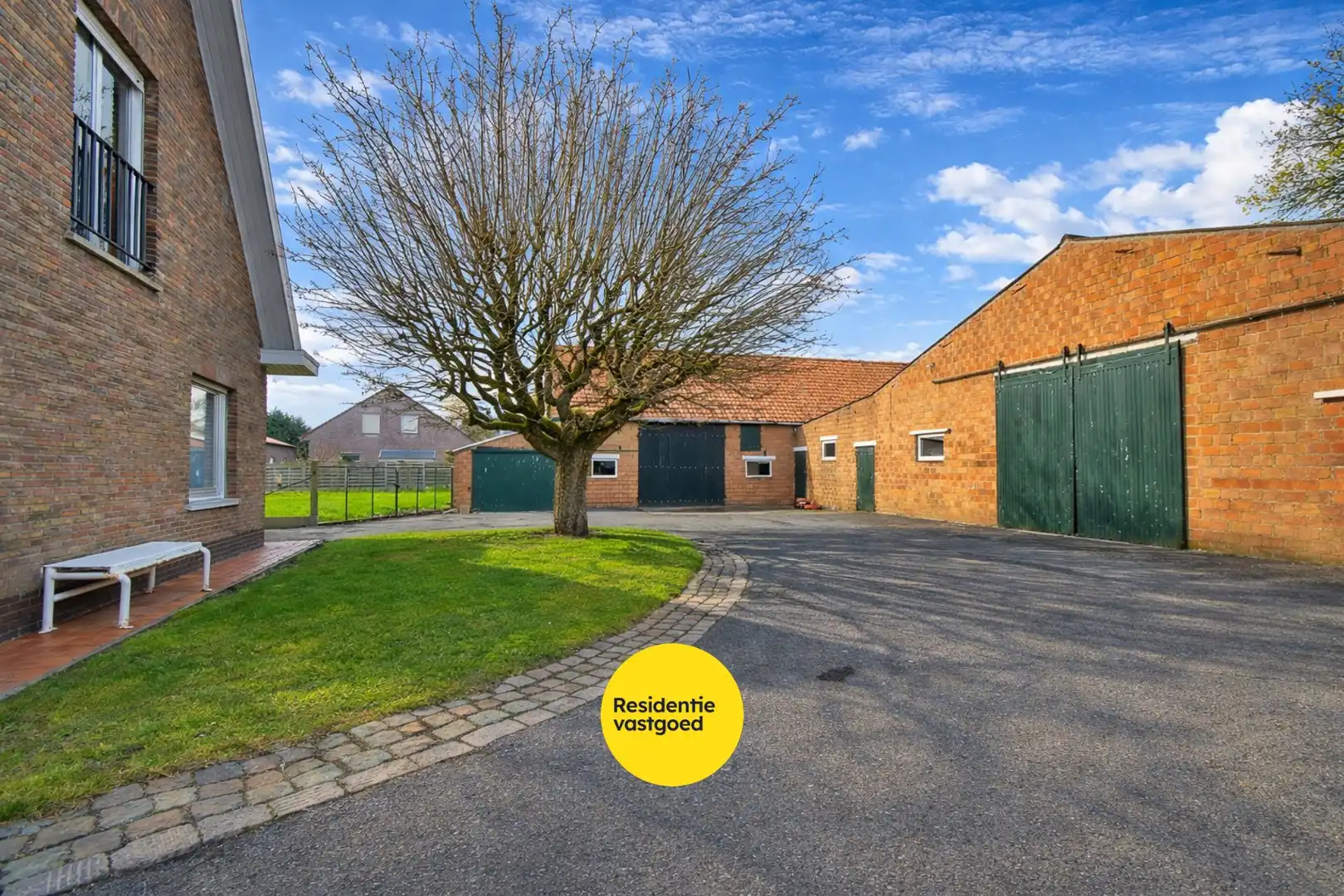 Statige woning met ruime loodsen in Kortemark! foto 3