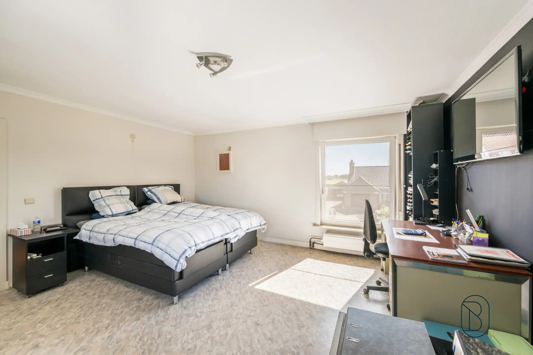 Instapklare gezinswoning met garage en oprit, en ruime loods foto 18