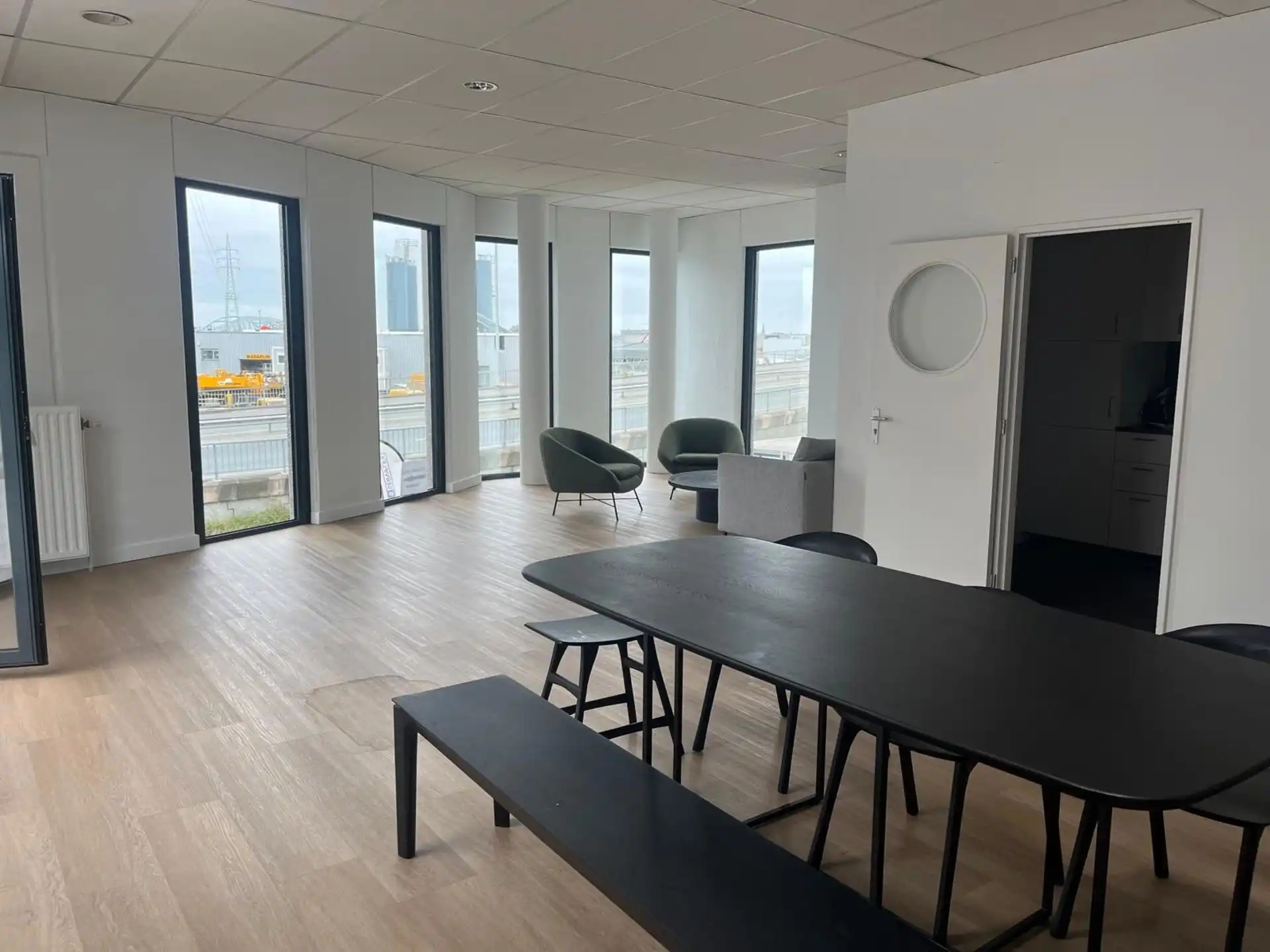 Haven-Antwerpen: magazijn met 3 poorten en moderne kantoorruimte foto 7
