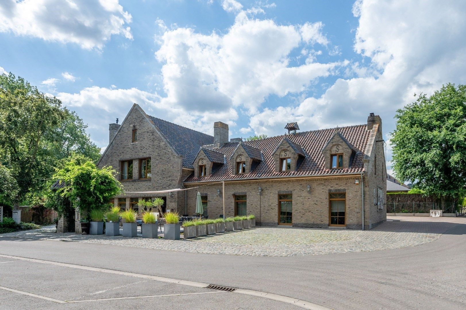EXCLUSIEVE EIGENDOM midden in een oase van groen! foto {{pictureIndex}}