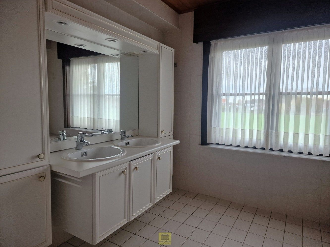 Degelijke halfopen bebouwing, rustig gelegen! foto 23