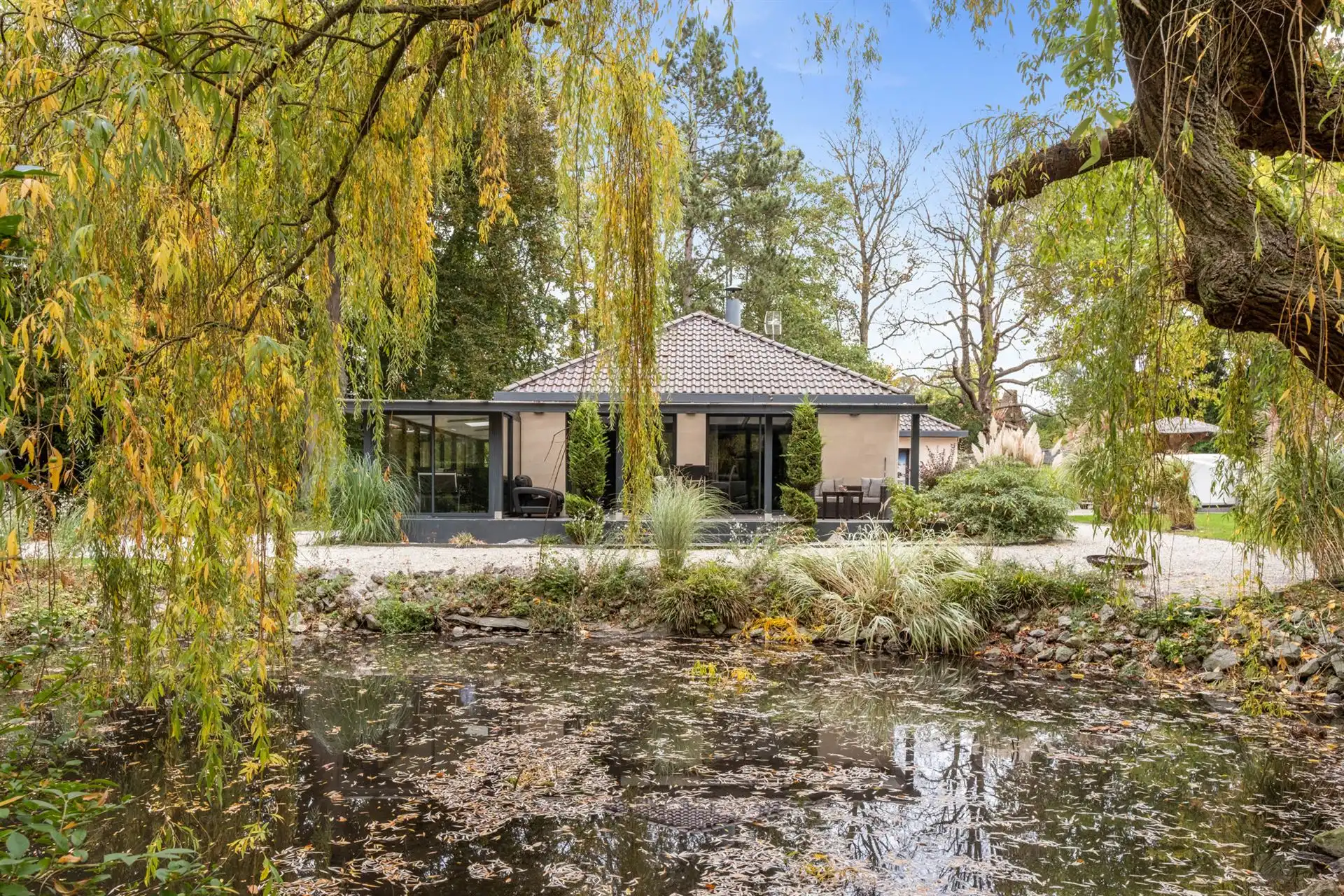 Mooi gelijkvloerse villa foto 2