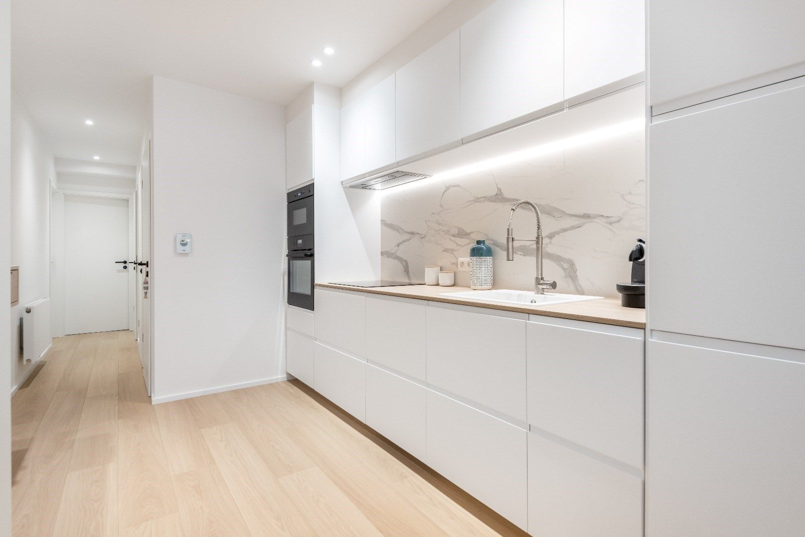 Mooi gerenoveerd appartement gelegen tussen de Zeedijk en het Driehoeksplein foto 5