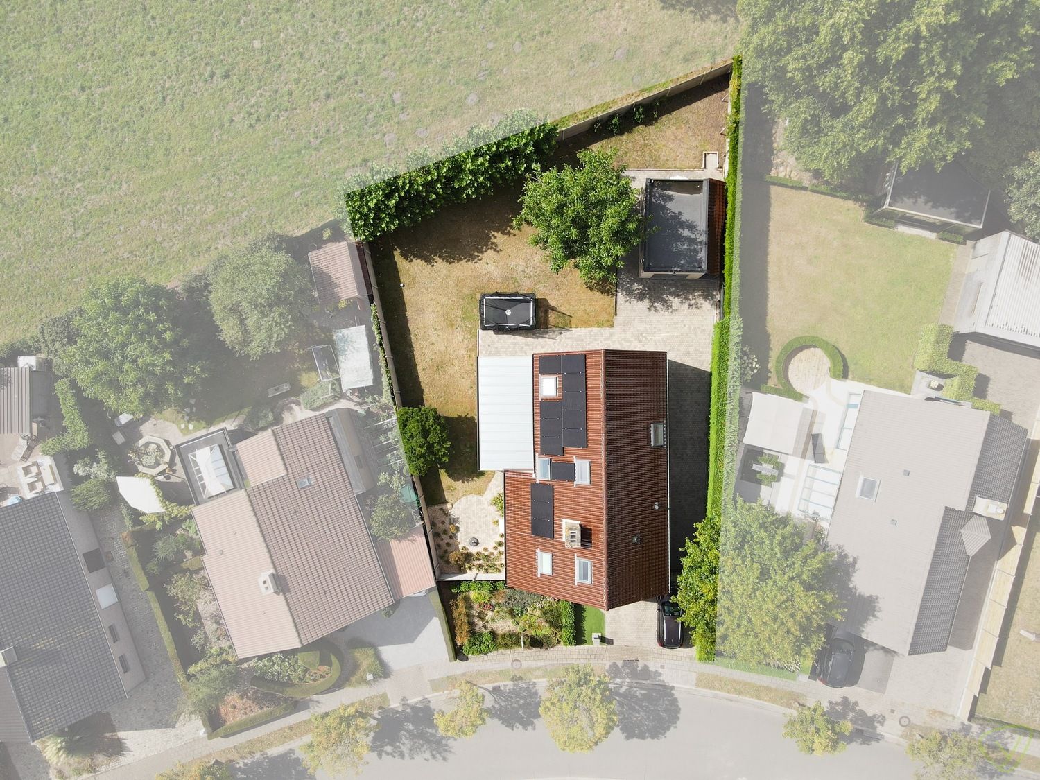 Prachtige open bebouwing met vijf slaapkamers op toplocatie foto 3