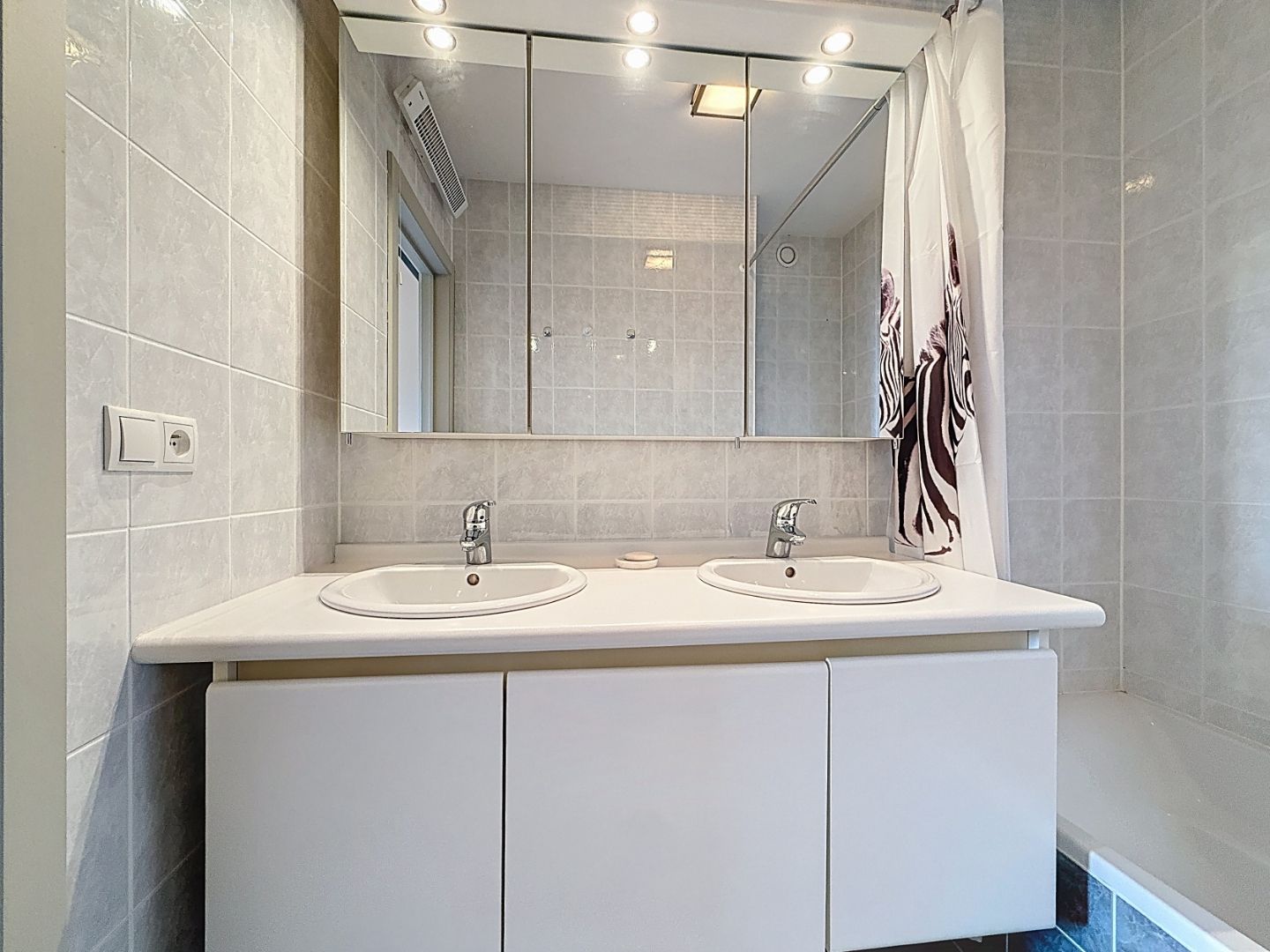 Ruim tweeslaapkamer appartement in verzorgd appartementsgebouw te Nieuwpoort foto 12