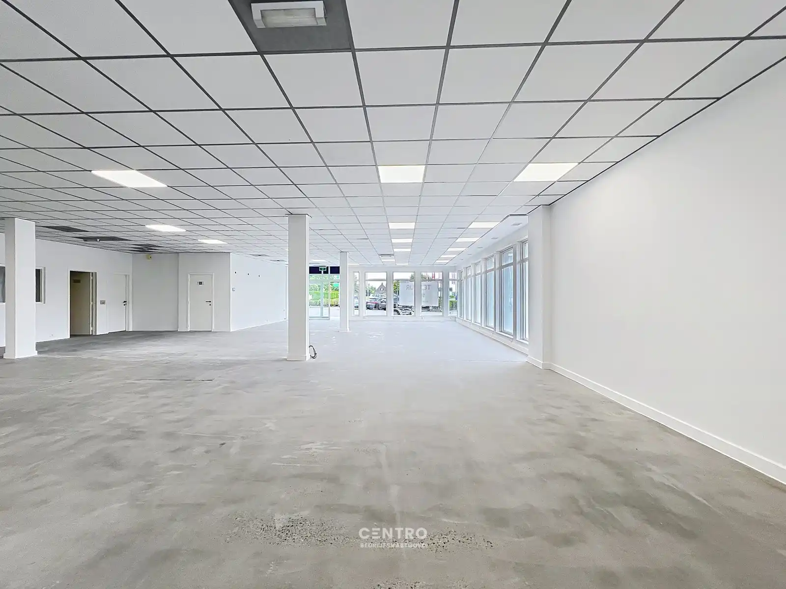 Schitterend gelegen KANTOOR/WINKELRUIMTE (AAA-locatie met TOP visibiliteit !) te Roeselare. foto 4