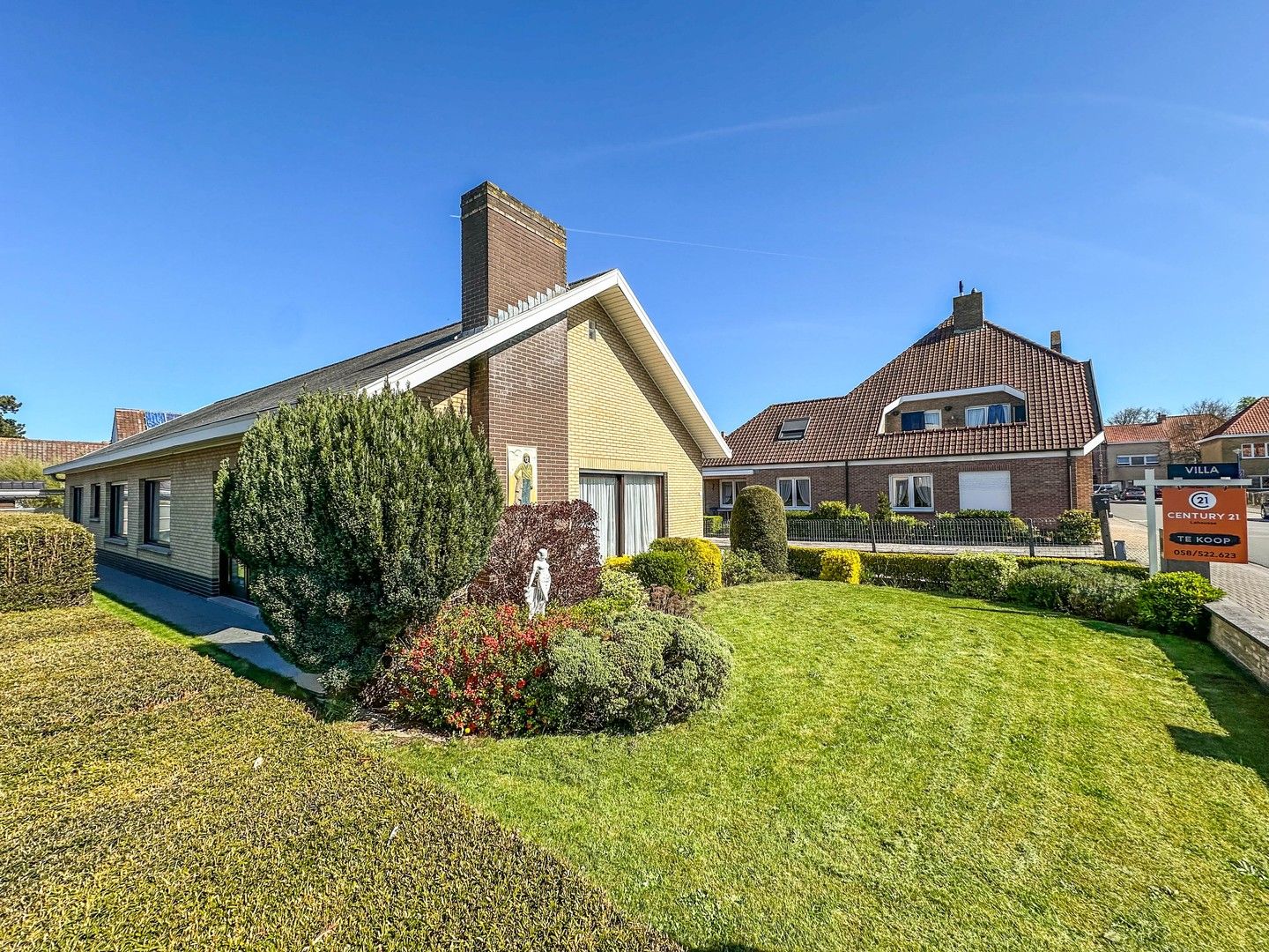 Hoofdfoto van de publicatie: Goed onderhouden villa-bungalow in het hartje van Oostduinkerke-dorp.