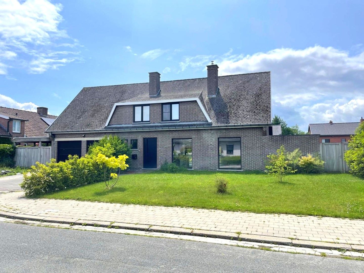 Alleenstaande woning met 4 slaapkamers, dubbele garage & Zuidgerichte tuin te koop in Ledegem foto {{pictureIndex}}