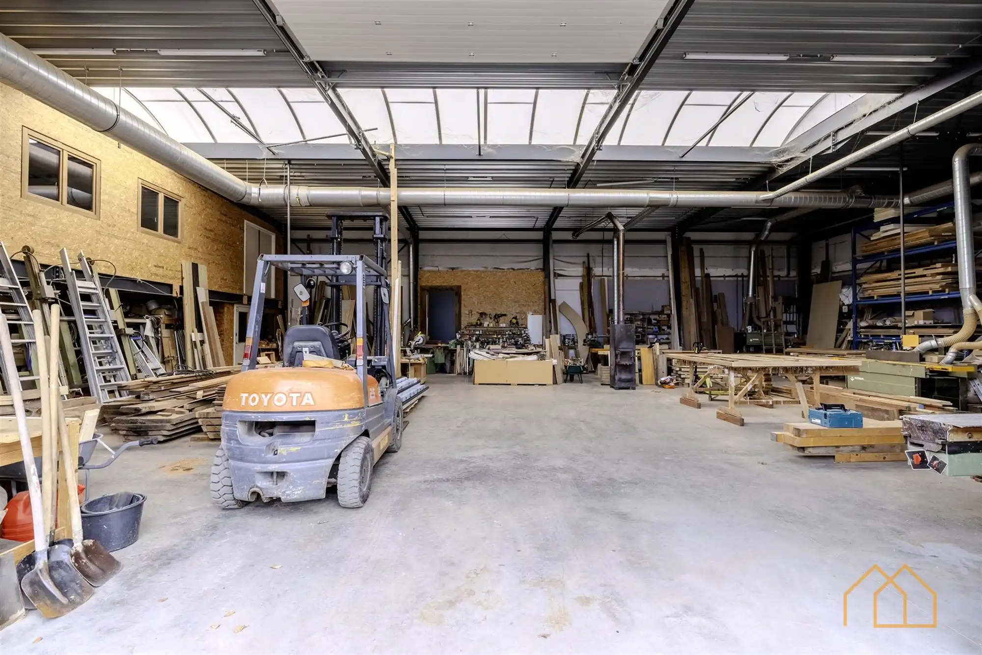 Ingerichte schrijnwerkerij van 400m² foto 4