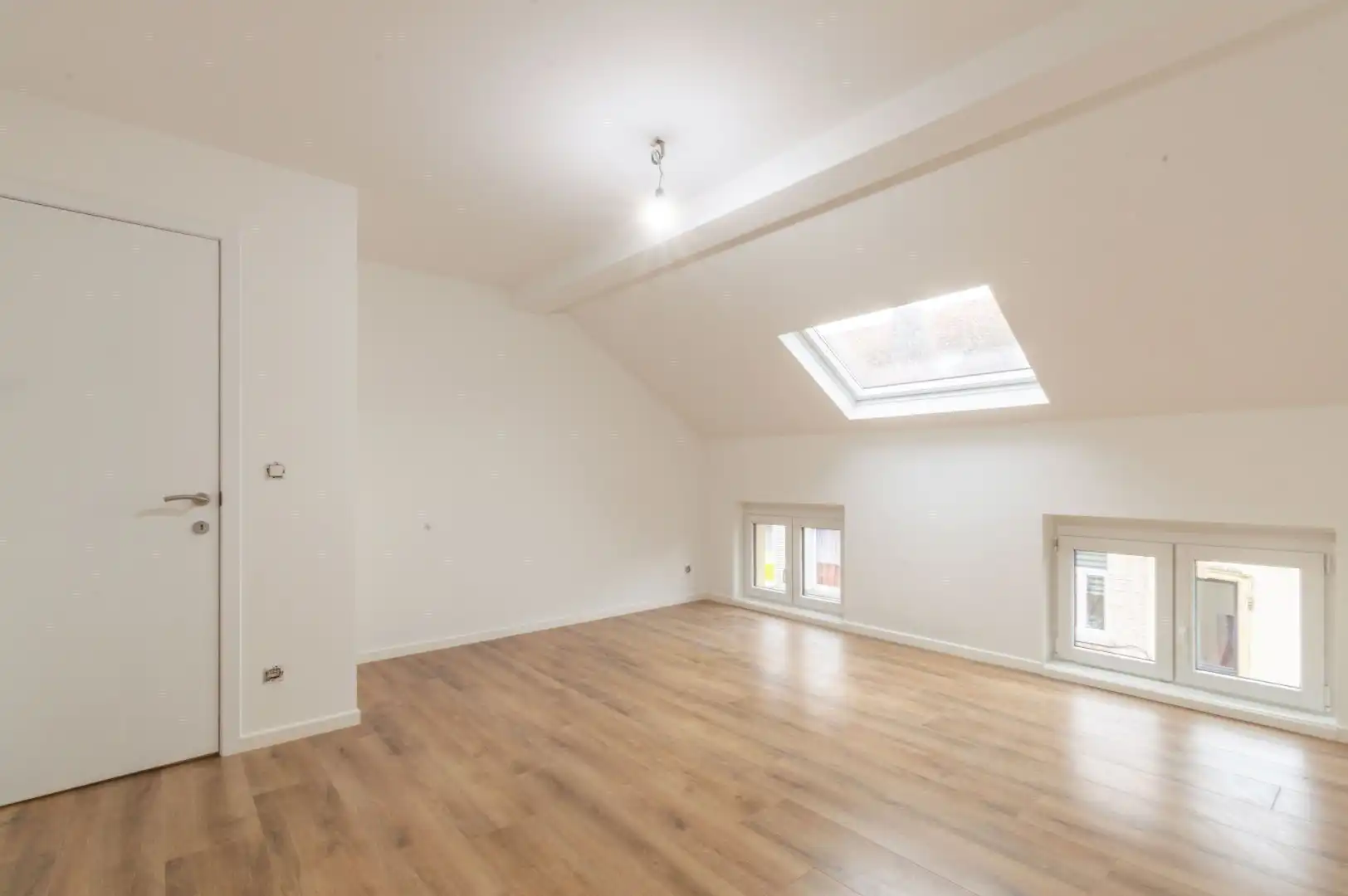 ZEER RUIME, VOLLEDIG GERENOVEERDE WONING (EPC: B) ! foto 5