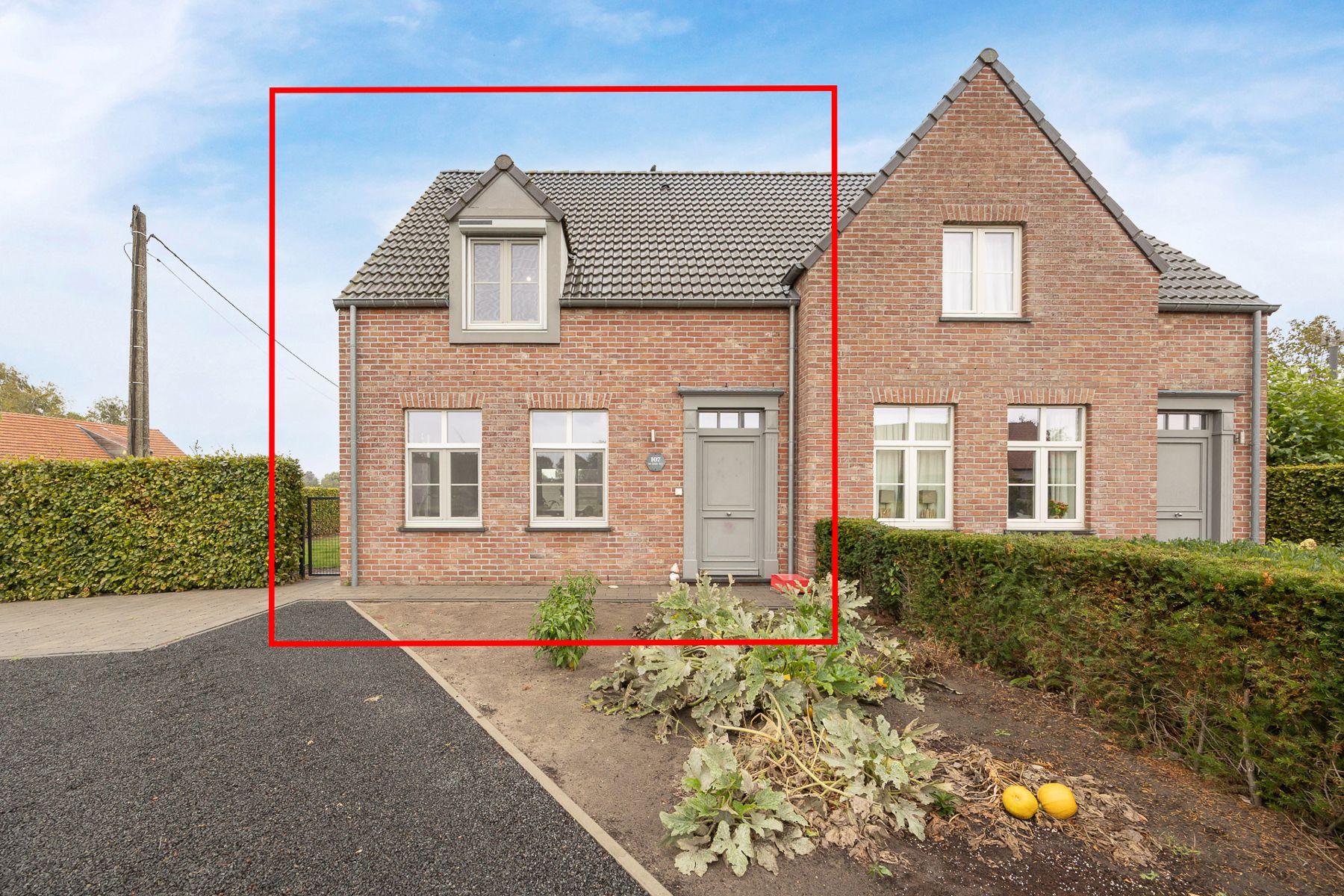 HOB met 3slk op 590m2 grond foto {{pictureIndex}}