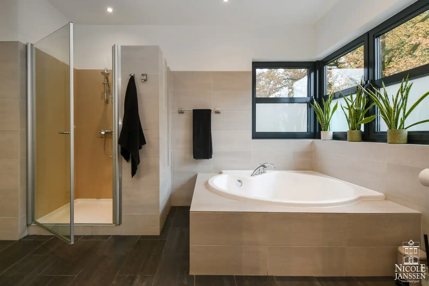 Moderne gezinswoning met bijzondere vormgeving foto 22